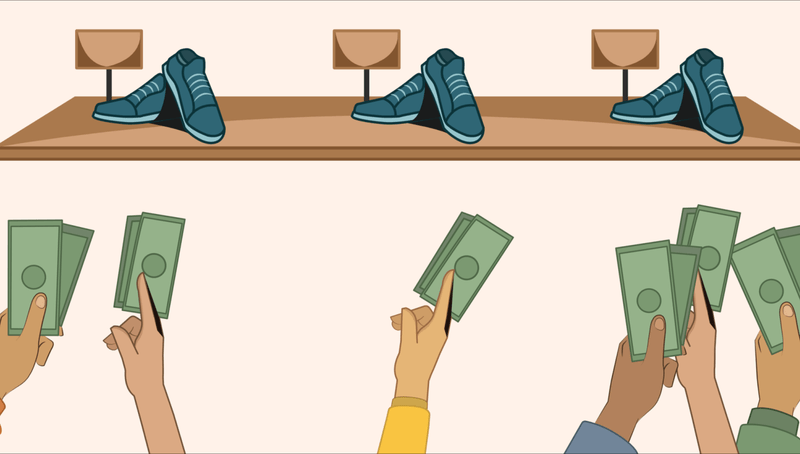 Varias manos de personas con dinero ofertando a tres tenis azules.