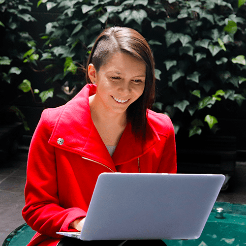 Mujer con un portatil.