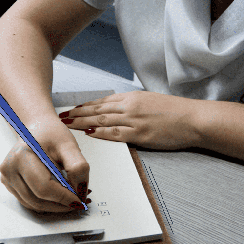 Persona escribiendo en un cuaderno.