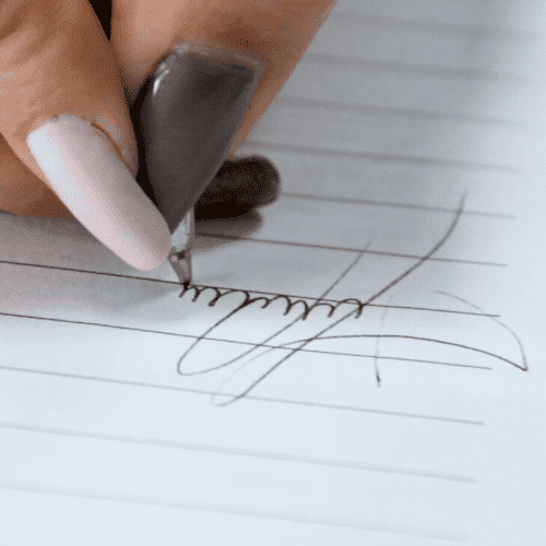 Mano firmando un documento.