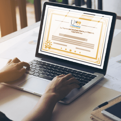 Computador  proyectando  un  certificado de la UNAD.