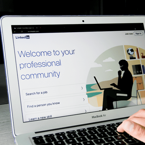 Laptop entrando a la pagina de linkedin.
