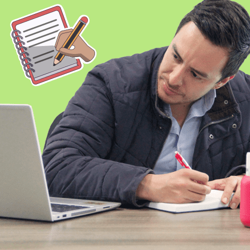 Imagen de una persona escribiendo y observando un computador. Elaboración de cursos